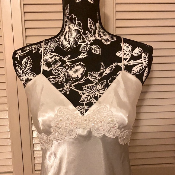Victoria’s Secret Bridal Pearl Embroidered Night Gown - Picture 2 of 7